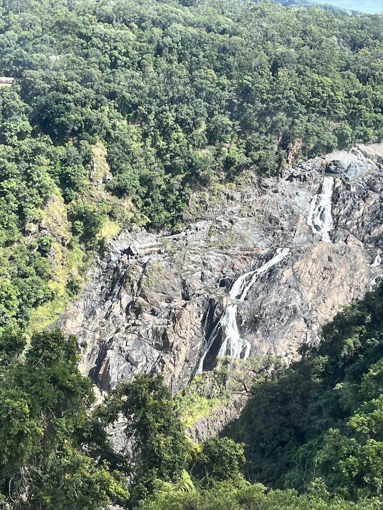 キュランダ鉄道の途中でのバロン滝