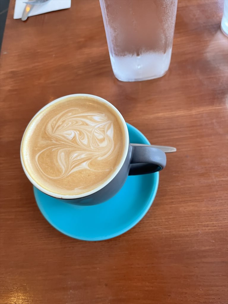 朝ご飯にカフェで飲んだフラットホワイト