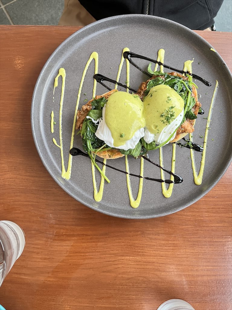 朝ご飯にカフェで食べたエッグベネディクト