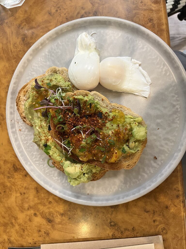 カフェで朝食にいただいたスマッシュドアボカド